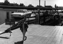 159572 Afbeelding van het oprijden van auto's op de autoslaaptrein te 's-Hertogenbosch.