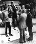91136 Afbeelding van de huldiging van de winnaars van de Oudenrijncross 1976 (hardloopwedstrijd) door burgemeester mr. ...