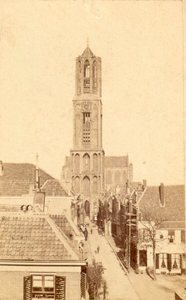 74405 Gezicht op de Domtoren te Utrecht met op de voorgrond de Zadelstraat.