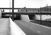 150636 Gezicht op de tunnel en de trambaan in de Spinozaweg onder het N.S.-station Rotterdam Lombardijen te Rotterdam.