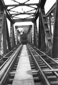 160676 Afbeelding van een stoomlocomotief op de (herstelde) spoorbrug over de Maas te Hedel.