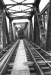 160676 Afbeelding van een stoomlocomotief op de (herstelde) spoorbrug over de Maas te Hedel.