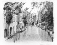 35849 Gezicht op de Oudegracht te Utrecht uit het zuiden vanaf de Gaardbrug met links de achterzijden van de huizen aan ...