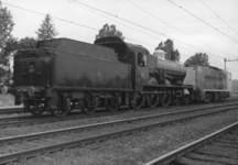 155457 Afbeelding van de diesel-electrische locomotief nr. 2234 (serie 2200/2300) van de N.S. met de stoomlocomotief ...