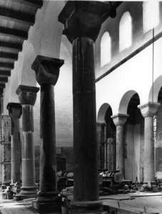 82301 Interieur van de Pieterskerk (Pieterskerkhof) te Utrecht tijdens restauratie: pijlers aan weerszijden van het ...