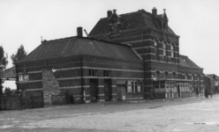 158084 Gezicht op het tijdens de oorlog beschadigde N.S.-station Tiel te Tiel.
