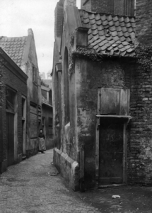 81640 Gezicht in de Jacobskerksteeg gelegen achter het koor van de Jacobikerk (Jacobskerkhof) te Utrecht vanuit het noorden.