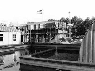 91332 Gezicht op de werkzaamheden ten behoeve van de uitbreiding van het gemeentehuis (Dorpsstraat 9) te Vleuten ...