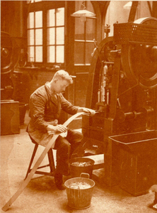 80597 Interieur van de Rijksmunt (Leidseweg 90) te Utrecht: ponsmachine.