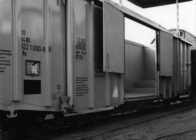 154132 Afbeelding van een perswagen van de N.S. voor het vervoer van schuimrubber te Kesteren met geopende zijdeuren.