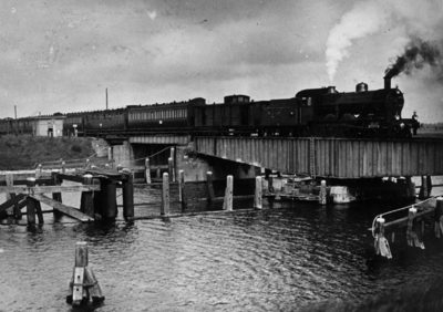 153628 Afbeelding van stoomlocomotief nr. 743 (serie 700/800) van de S.S. met een reizigerstrein op de spoorbrug over ...