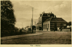 163126 Gezicht op het N.S.-station Tiel te Tiel.