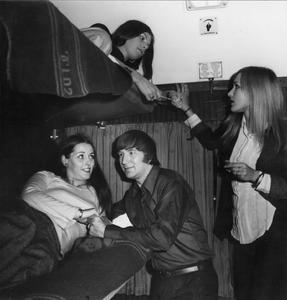 152190 Afbeelding van reizigers in de couchette van een ligrijtuig.