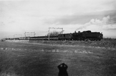 160709 Afbeelding van de stoomlocomotief nr. 3603 (serie 3600) van de N.S. met een zandtrein te Breukelen.