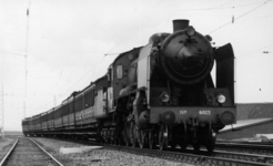 160827 Afbeelding van de stoomlocomotief nr. 4013 (serie 4000) van de N.S. met een militaire trein bij Halfweg.