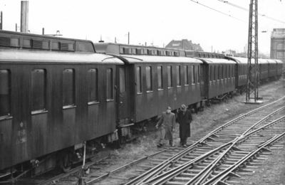 157309 Afbeelding van een reeks door de Deense spoorwegen (D.S.B.) tijdelijke uitgeleende rijtuigen ter versterking van ...