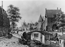 123906 Gezicht op de Zandbrug over de Oudegracht te Utrecht met de Weerdpoort, uit het zuiden; links de voorgevels van ...