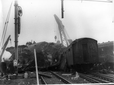 157621 Gezicht op de wrakstukken van de bij de treinramp te Harmelen verongelukte treinen.