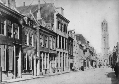 123917 Gezicht in de Lange Nieuwstraat te Utrecht, uit het zuiden.