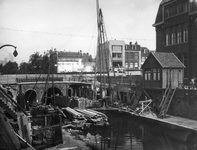 40793 Gezicht op de werkzaamheden ten behoeve van de verbreding van de Viebrug over de Oudegracht te Utrecht: slaan van ...