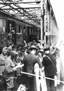 162116 Afbeelding van het overstappen van treinreizigers van de trein op de pont bij de spoorbrug over de IJssel te ...