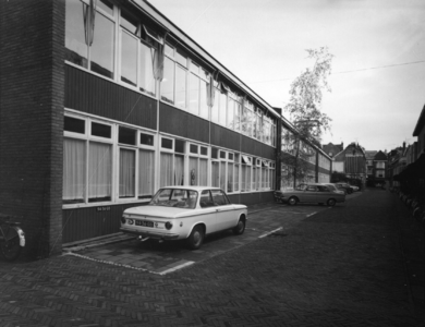 87579 Gezicht op de werkplaats en magazijnen van de Dienst van Openbare Werken van de gemeente Utrecht (Achter ...