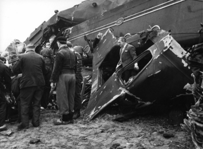 157502 Afbeelding van reddingswerkers tijdens de berging van slachtoffers van de treinramp te Harmelen. De man rechts, ...