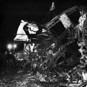 157512 Afbeelding van de nachtelijke opruimingswerkzaamheden na de treinramp te Harmelen. De restanten van het rijtuig ...