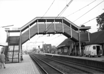 150590 Gezicht op perrons en de voetgangersbrug van het N.S.-station Putten te Putten.