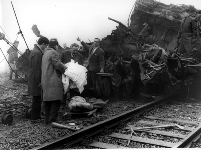 157619 Afbeelding van reddingswerkers bij de wrakstukken van de bij de treinramp te Harmelen verongelukte treinen.