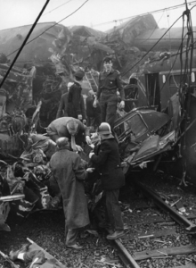 157503 Afbeelding van reddingswerkers tijdens de berging van slachtoffers van de treinramp te Harmelen.