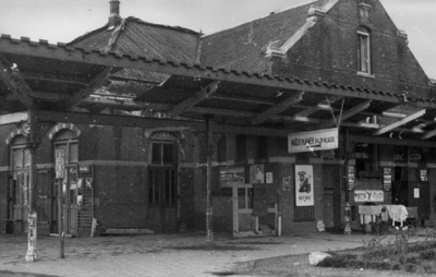 158073 Gezicht op een gedeelte van het tijdens de oorlog zwaar beschadigde N.S.-station Kesteren te Kesteren.