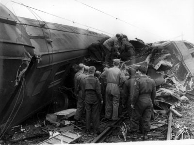 157616 Afbeelding van reddingswerkers op zoek naar slachtoffers tussen de wrakstukken van de bij de treinramp te ...
