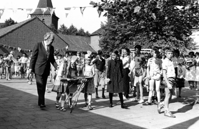 89810 Afbeelding van burgemeester mr. H. A. C. Middelweerd tijdens de (her)opening van de (verbouwde) Pastoor van ...