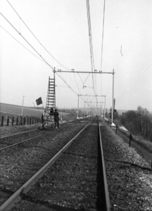 164328 Gezicht op de spoorlijn ter hoogte van Schinnen, tijdens werkzaamheden ten behoeve van de electrificatie.