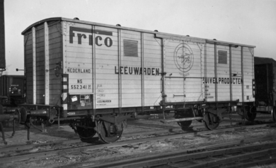 162011 Afbeelding van de goederenwagen (koelwagen) nr. 552 341 van de N.S. voor Frico Leeuwarden op het emplacement te ...