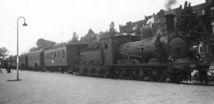 161406 Afbeelding van de stoomlocomotief nr. 3205 (serie 3200) van de N.S. met een trein naar Emmen langs het perron ...