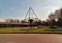 23426 Afbeelding van 'De Follie van 't Goyplein' van Anke Colijn uit 1994, met op de achtergrond de Waterlinieweg te Utrecht.