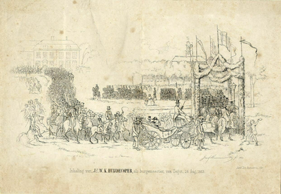 201010 Afbeelding van de stoet en de erepoort tijdens het inhalen van de nieuwe burgemeester van Zeist, Jhr. W.K. ...