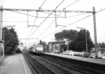 150174 Gezicht op de perrons van het N.S.-station Breukelen te Breukelen met een electrisch treinstel plan V (mat. ...