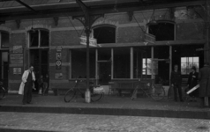 158086 Gezicht op een gedeelte van de perrongevel van het tijdens de oorlog beschadigde N.S.-station Tiel te Tiel.