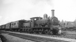 161405 Afbeelding van de stoomlocomotief nr. 3205 (serie 3200) van de N.S. met een trein naar Emmen te Zwolle.