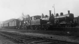 161446 Afbeelding van de stoomlocomotieven nrs. 7103 (serie 7100) en 7733 (serie 7700) van de N.S. met trein 3631 naar ...
