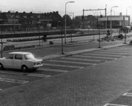76343 Gezicht op het parkeerterrein bij het N.S.-station Utrecht Overvecht te Utrecht. Op de achtergrond enkele huizen ...