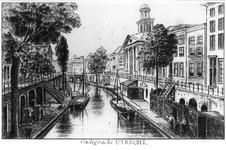 35697 Gezicht op de Oudegracht te Utrecht uit het noorden, vanaf de Jacobibrug, met rechts de St.-Augustinuskerk ...