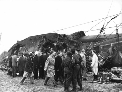 157516 Afbeelding van reddingswerkers bij de wrakstukken van de bij de treinramp te Harmelen betrokken treinen.