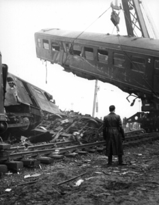 157509 Afbeelding van de bergingswerkzaamheden na de treinramp te Harmelen. In de takels het rijtuig B 6614 (plan E) ...
