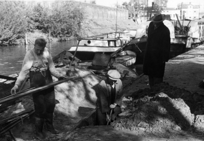 74000 Afbeelding van graafwerkzaamheden langs de Wittevrouwensingel naast de Stadsbuitengracht te Utrecht. Rechts op de ...