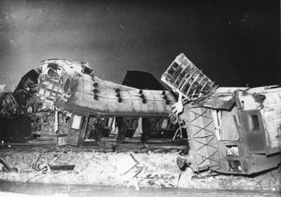 162108 Afbeelding van enkele zwaar beschadigde rijtuigen van trein 648 EM na een botsing met een goederentrein te Woerden.