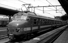 161055 Afbeelding van het electrische treinstel nr. 1201 (mat. 1957, Benelux) van de N.S. op het N.S.-station Utrecht ...